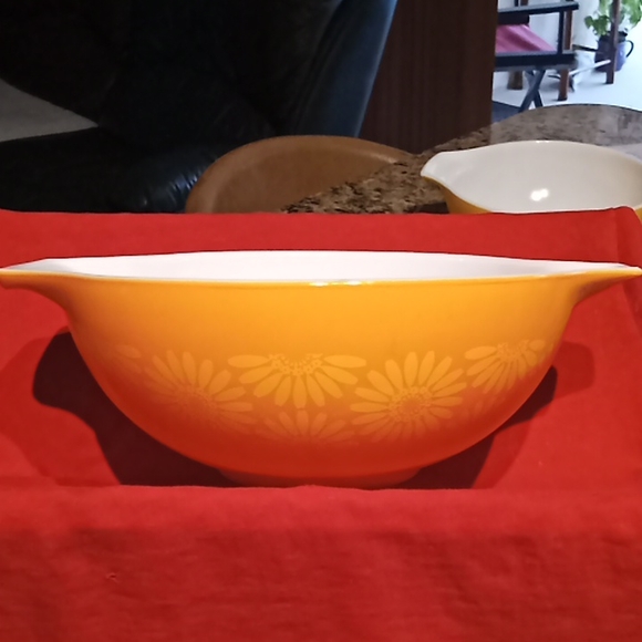 Pyrex Other - Pyrex Daisy Cinderella Vintage Mixing Bowl. 444 - 4 Quart. Made in USA.